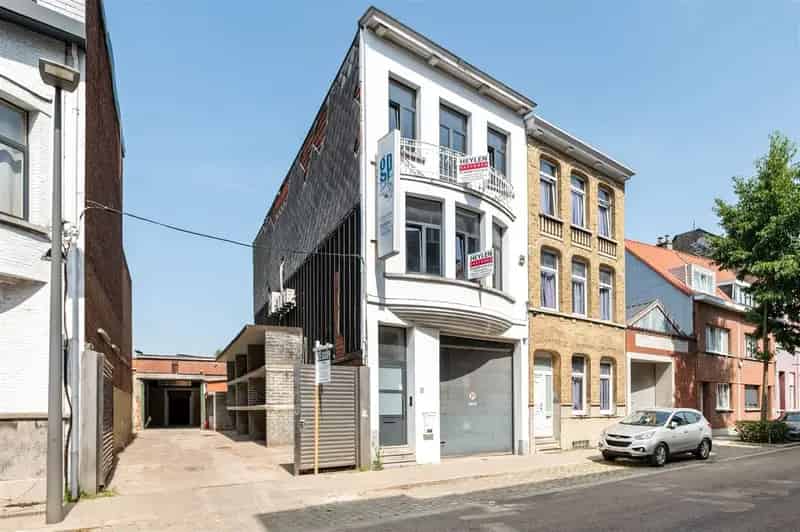 Multifunctioneel opbrengsteigendom met magazijnen en kantoren/woonst