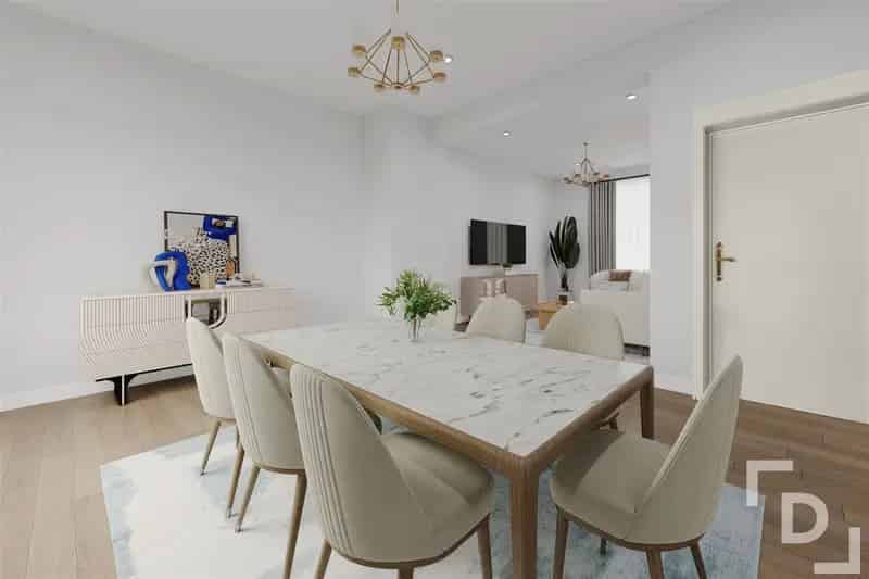 Ruime te renoveren woning te koop in Geluveld.