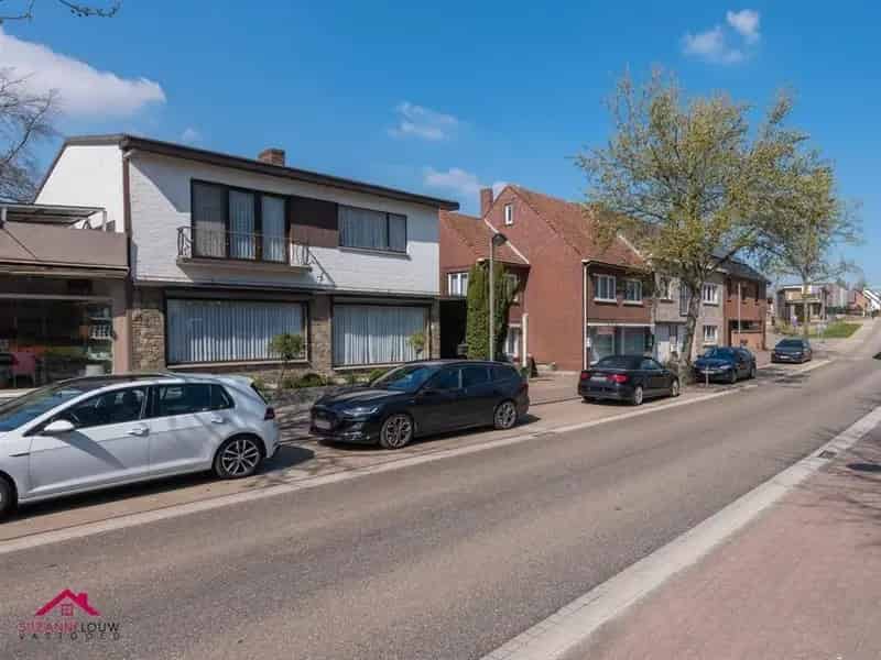 Half Vrijstaande Woning Met Garage