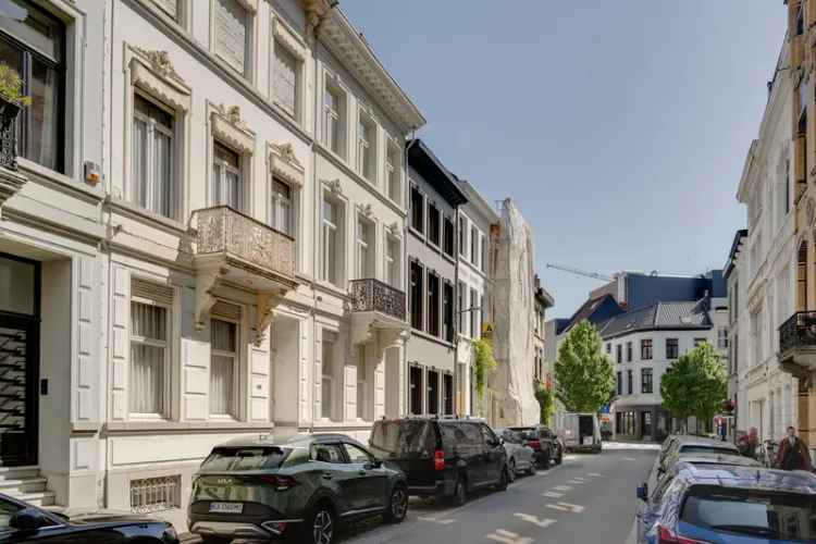 Herenhuis Antwerpen 6 slaapkamers Stadstuin Gerenoveerd