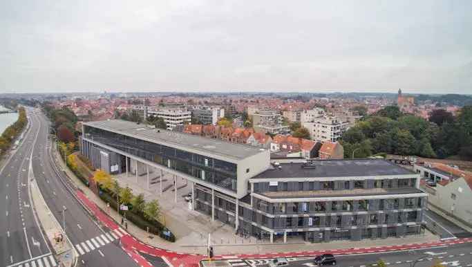 Kantoor te huur in Assebroek met grote ondergrondse parking