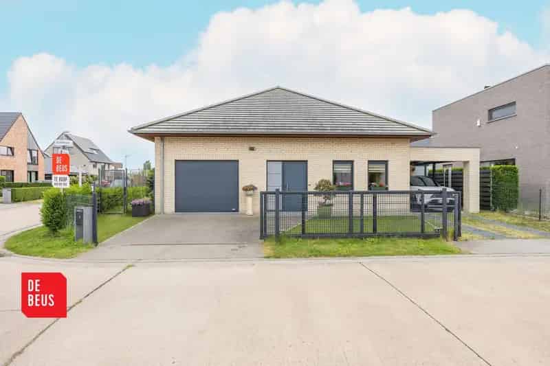 Jonge villa met zonnige tuin, garage én carport.