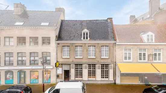 Woning te koop in Veurne met handelsmogelijkheid.