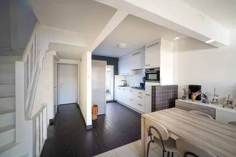 Woning met garage en vaartzicht in Bredene
