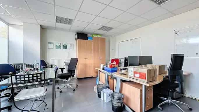 KMO Unit te Stabroek 363m² 4 Parkings Haven A12 R1 R2