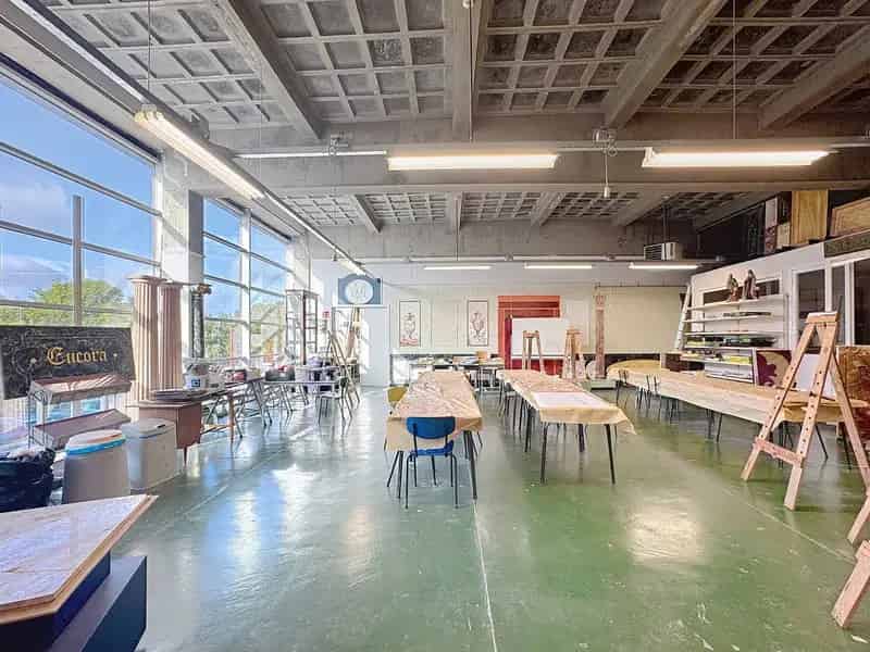 Polyvalente, lichtrijke RUIMTE (450m²) op eerste verdieping met alle voorzieningen (verwarming, sanitair, ...) te 8000 Brugge. Op een boogscheut van het historisch centrum.