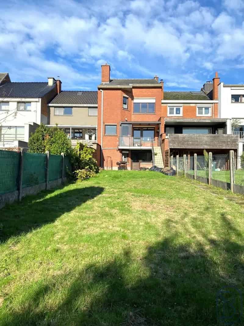 Ruime Bel-Etage met Grote Tuin te Huur