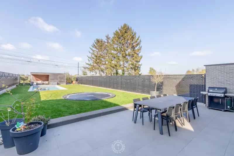 Instapklare moderne woning met tuin en zwembad