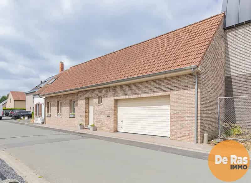 Huis te koop Nieuwerkerken: Gezellige woning met terras en garage