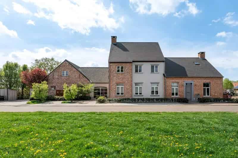 Landelijke Hoevevilla met Paardenstallen te Retie