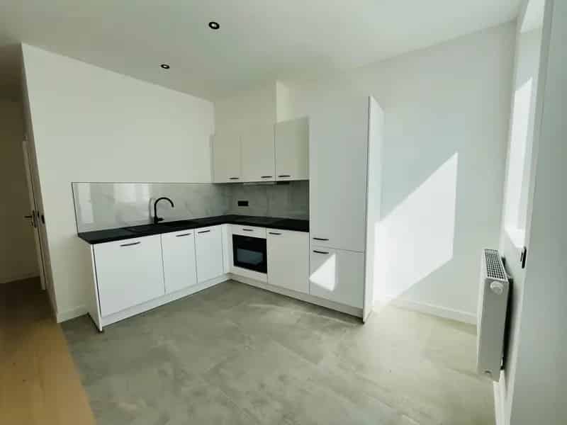 Appartement te koop Wevelgem: gerenoveerd gelijkvloers met garage