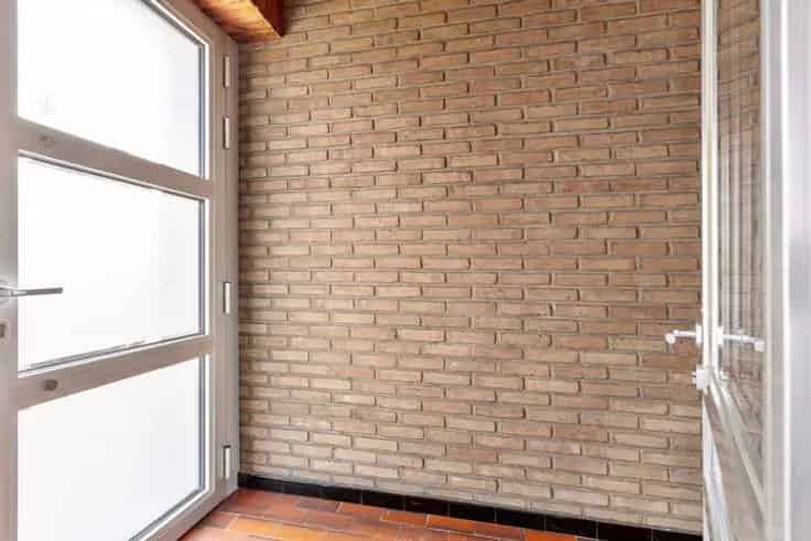 Huis Te Koop: Centrale Woning met Tuin en Polyvalente Ruimte