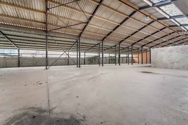 Magazijn met 2 woningen 4701m²