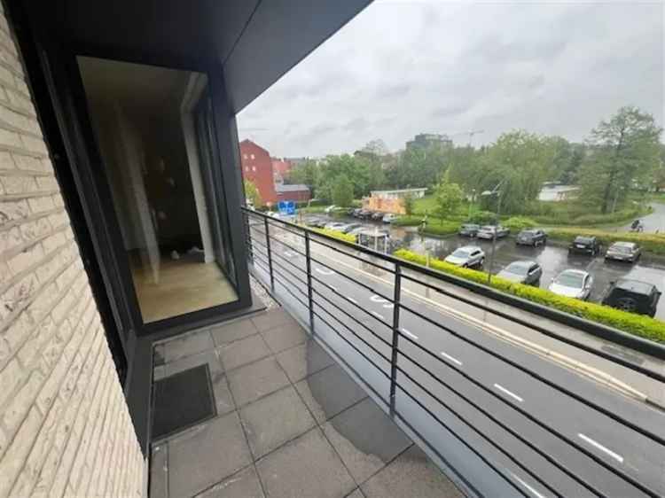 RECENT APPARTEMENT MET 2 SLAAPKAMERS - TERRAS EN LOT VAN 5 PARKINGS