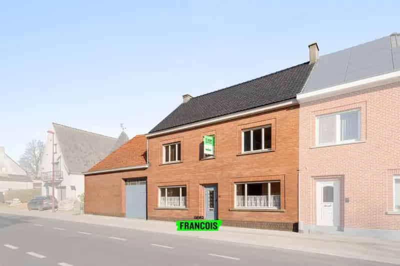 Te renoveren woning met atelier en garage in Oosterzele