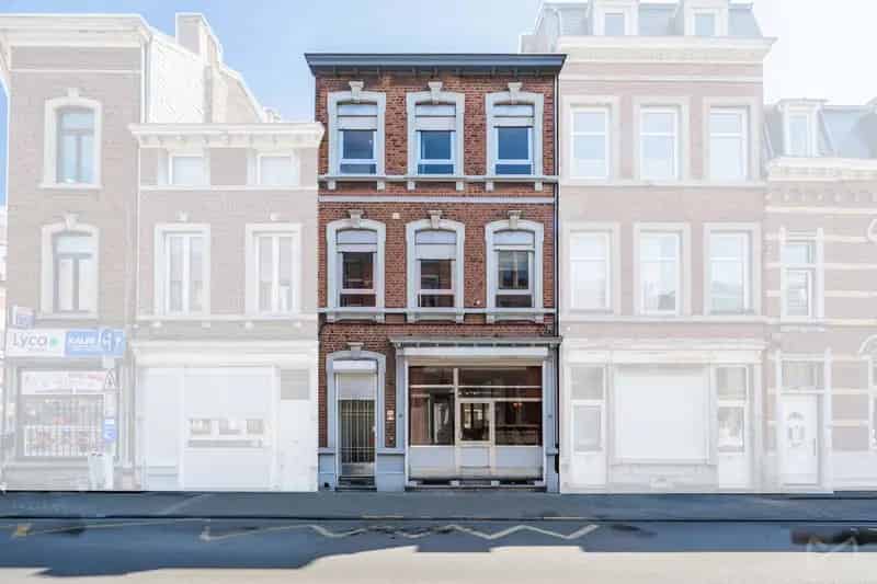 Huis te Koop met Duplex en Commerciële Ruimte