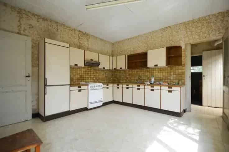 Huis Te Koop: Keuken, Badkamer, Slaapkamers, Bergruimte