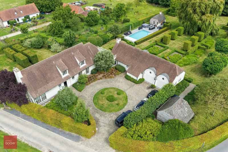 Ruime Villa te Koop met Zwembad en Tuin