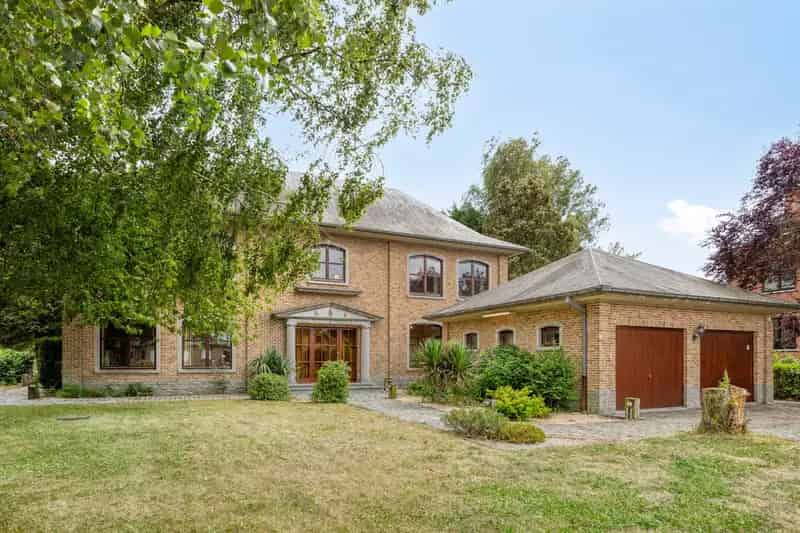 Statige Villa te Koop: Ruime Tuin, Ideaal Prive of Vrij Beroep
