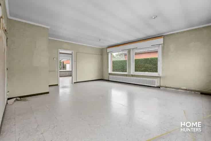 Te renoveren woning 4 slaapkamers 2 garages Ieper