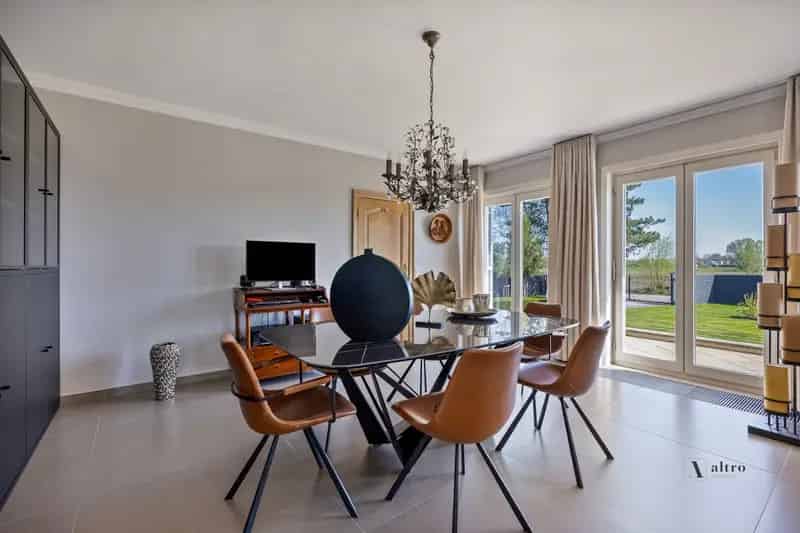 Stijlvolle villa met zwembad in groene buurt te Aalter