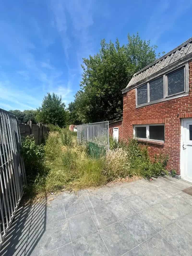Op te frissen woning nabij verbindingswegen