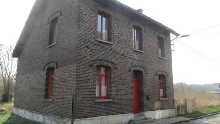 Huis Te Koop: Grote woning met tuin en drie slaapkamers