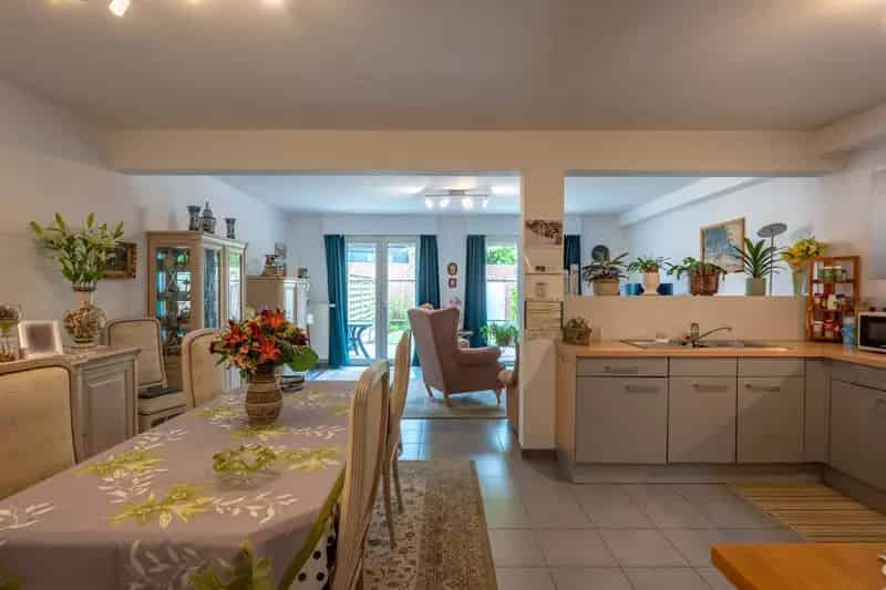 Gelijkvloersappartement met garage te koop
