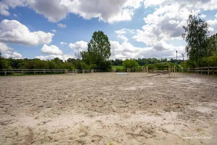 Huis Te Koop Wonck: Hippische Accommodatie Met 36 Stallen