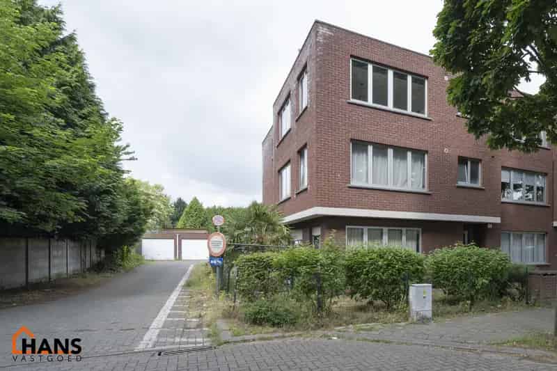Ruim Hoekappartement te Koop met Terras en Mogelijkheid tot Garage