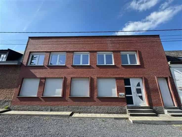 Huis Te Koop: Grote woning te renoveren met 3 slaapkamers en tuin