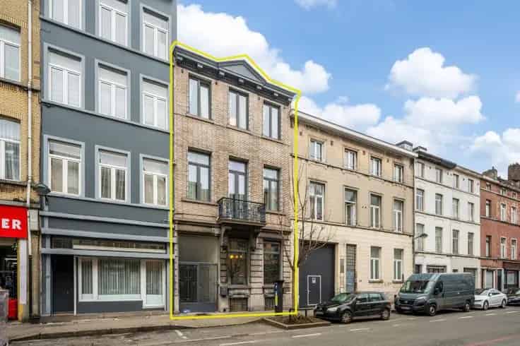 Herenhuis Brussel: Gerenoveerd met Appartementen en Studio