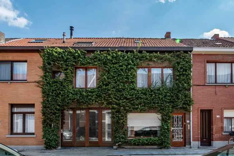 Te koop huis in Sint-Niklaas met ruime woning en appartement