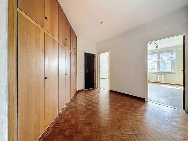 Ruim appartement te koop te Merksem met 2 slaapkamers en parking