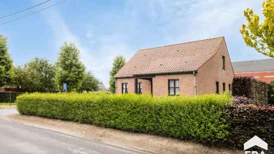 Landelijke woning met 4 slaapkamers en garage op 873 m²