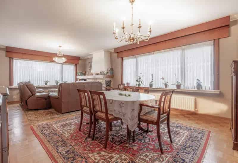 Te renoveren villa in Heist: 3 slaapkamers, grote tuin en garage