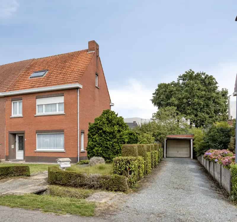 Huis te koop: Op te frissen woning met tuin