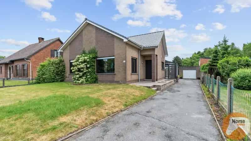 Huis te koop in Eksaarde: te renoveren woning op ruim perceel