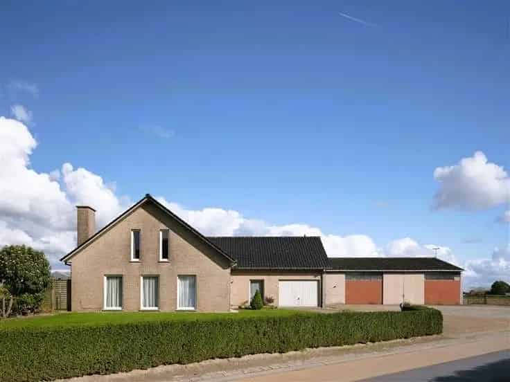 Villa met Magazijn en Serre te Koop nabij Drongen