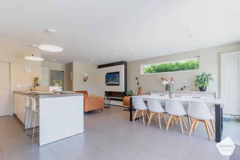 Stijlvolle Halfopen Woning 5 Slaapkamers Grote Tuin