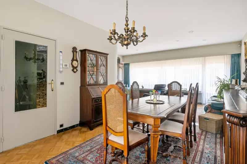 Te renoveren woning met 2 a 3 slaapkamers garage en tuin