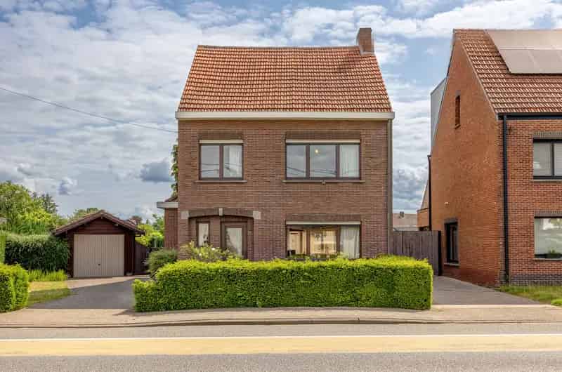 Grote gezinswoning te renoveren met 3 slaapkamers en tuin