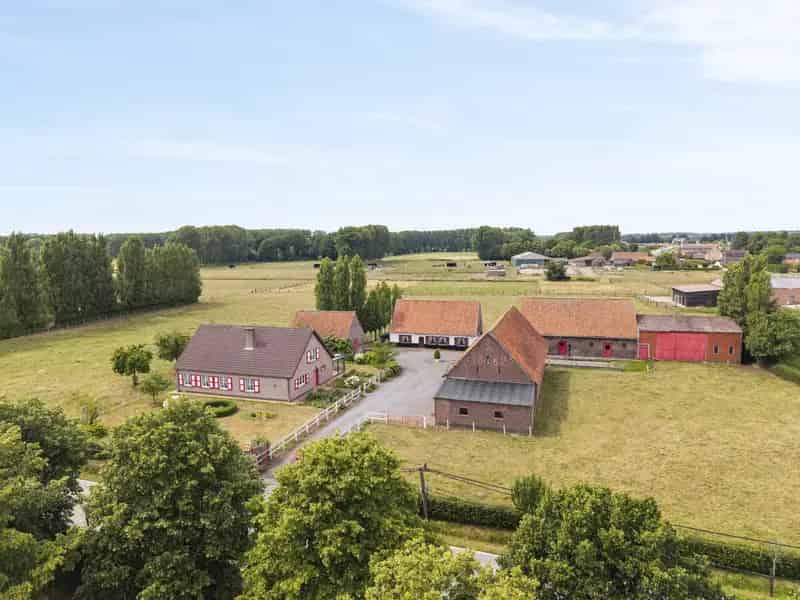 Vierkantshoeve te huur 16 hectare