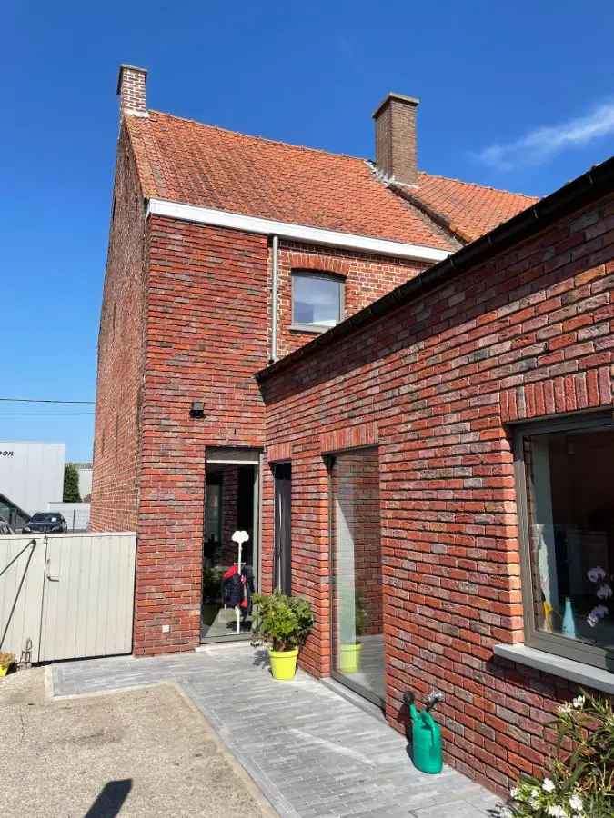 Twee slaapkamer gezinswoning (type halfopen) met ruim terras