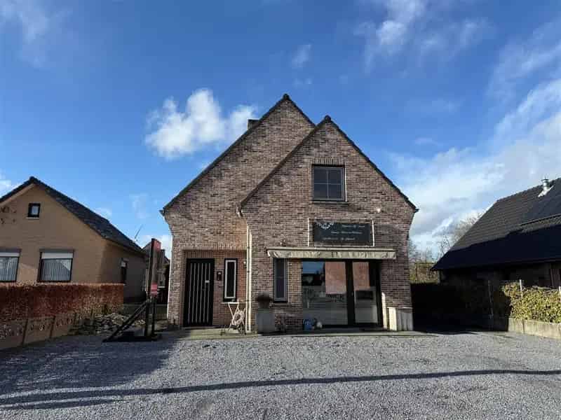 Vrijstaande woning met garage zwembad en ruimte voor beroep