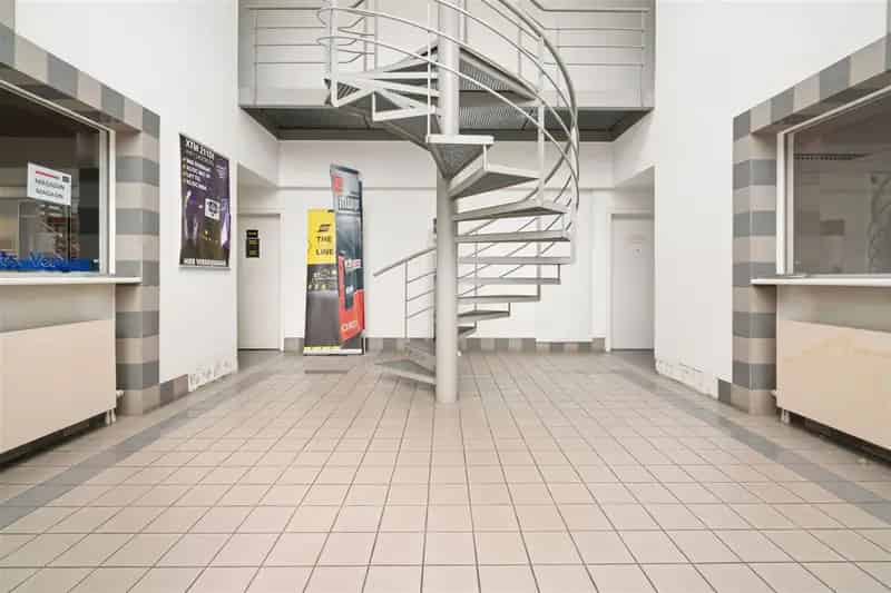 Kantoorruimte met Onthaal en 4 Parkings