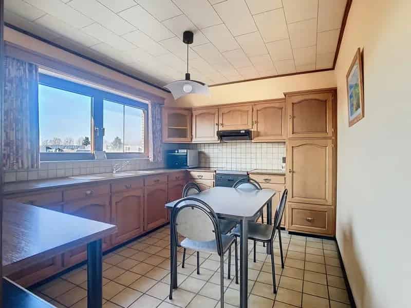 Huis te koop: 3 slaapkamers, tuin, magazijn & verhuurd tankstation