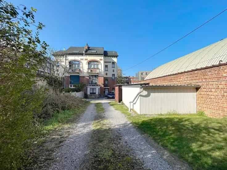 Huis Te Koop: 6 Slaapkamers, Tuin, 2 Garages en Atelier