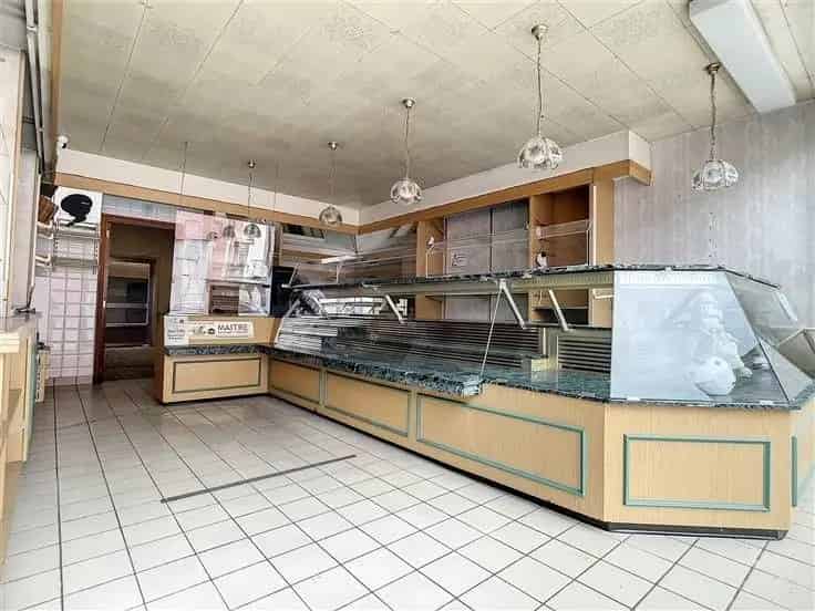 Appartementsblok Te Koop: Winkelruimte en Appartement