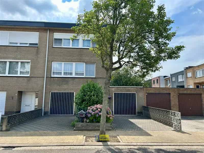 Huis te koop: Bel-étage met 2 garages en grote tuin